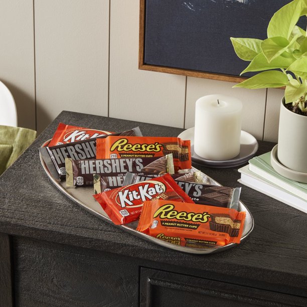 HERSHEY'S, KIT KAT and REESE'S Assorted Milk Chocolate Candy Bars, Fundraise, Individually Wrapped, Bulk Variety Pack (45 oz., 30 ct.)